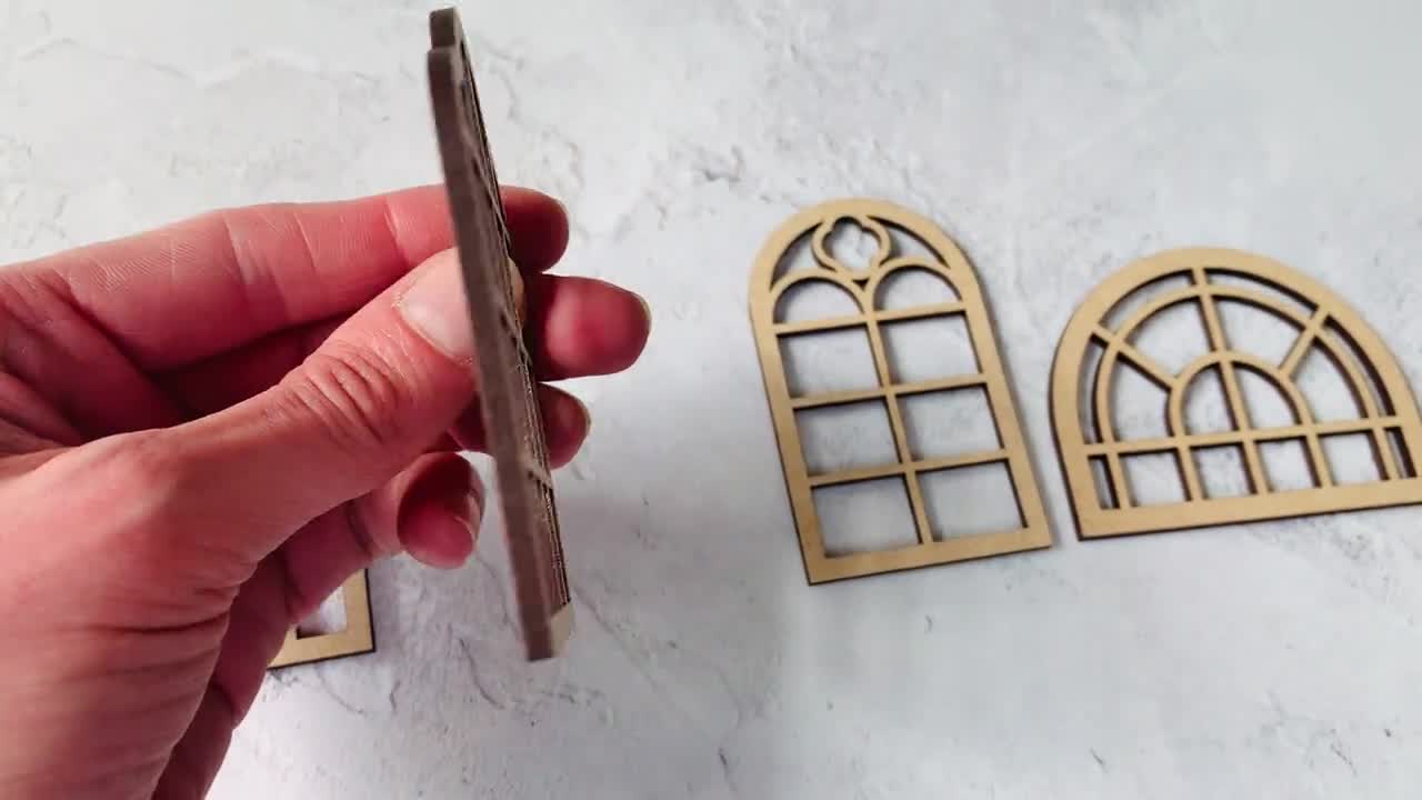 Finestra decorativa ad arco in miniatura con parte superiore arrotondata 11 – Casa delle bambole, diorama, terreno da tavolo, scrapbooking e materiale per l'artigianato - Italia
