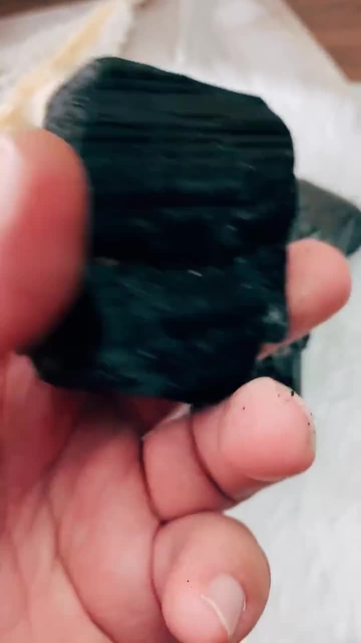 Turmalina negra grande en bruto, cristal negro, piedra de protección curativa, turmalina natural, chakra raíz video poster