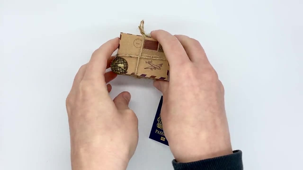 Mini scatola da viaggio a sorpresa fai-da-te e pacchetto regalo Mini  Passport Reveal effetto ORO fai da te. Perfetto per San Valentino,  compleanno, viaggi di famiglia -  Italia