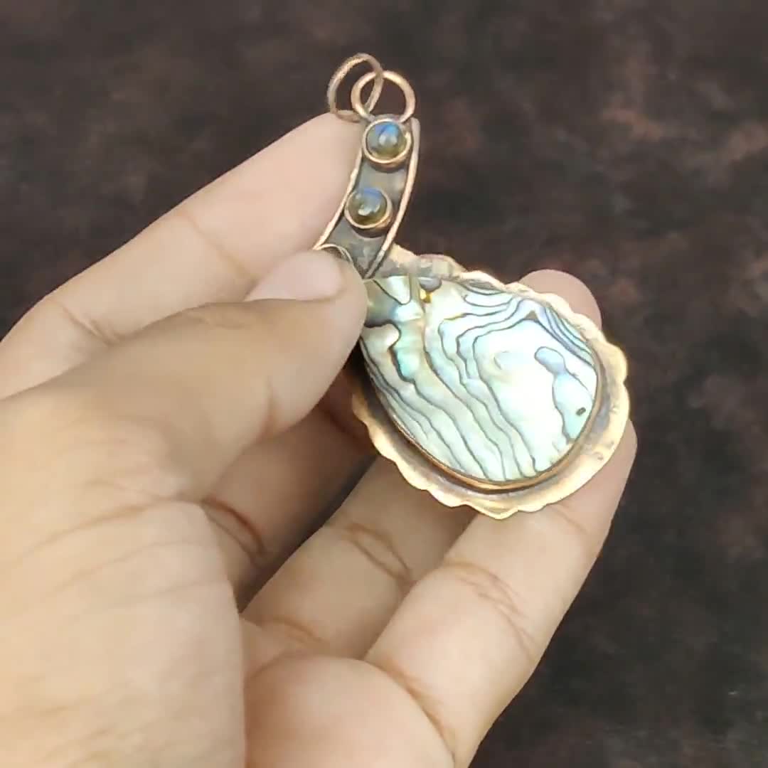 Collier Pendentif Paix En Coquille D'ormeau – 46 Cm – Chaîne Rolo Argentée – Om