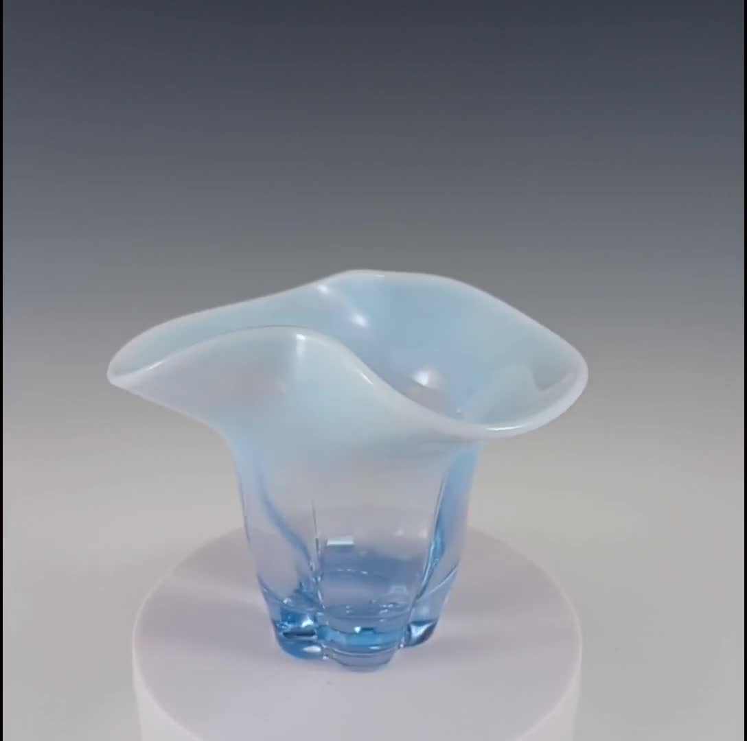 ヴィンテージブルー＆オパールセントホワイトのアートガラス花瓶