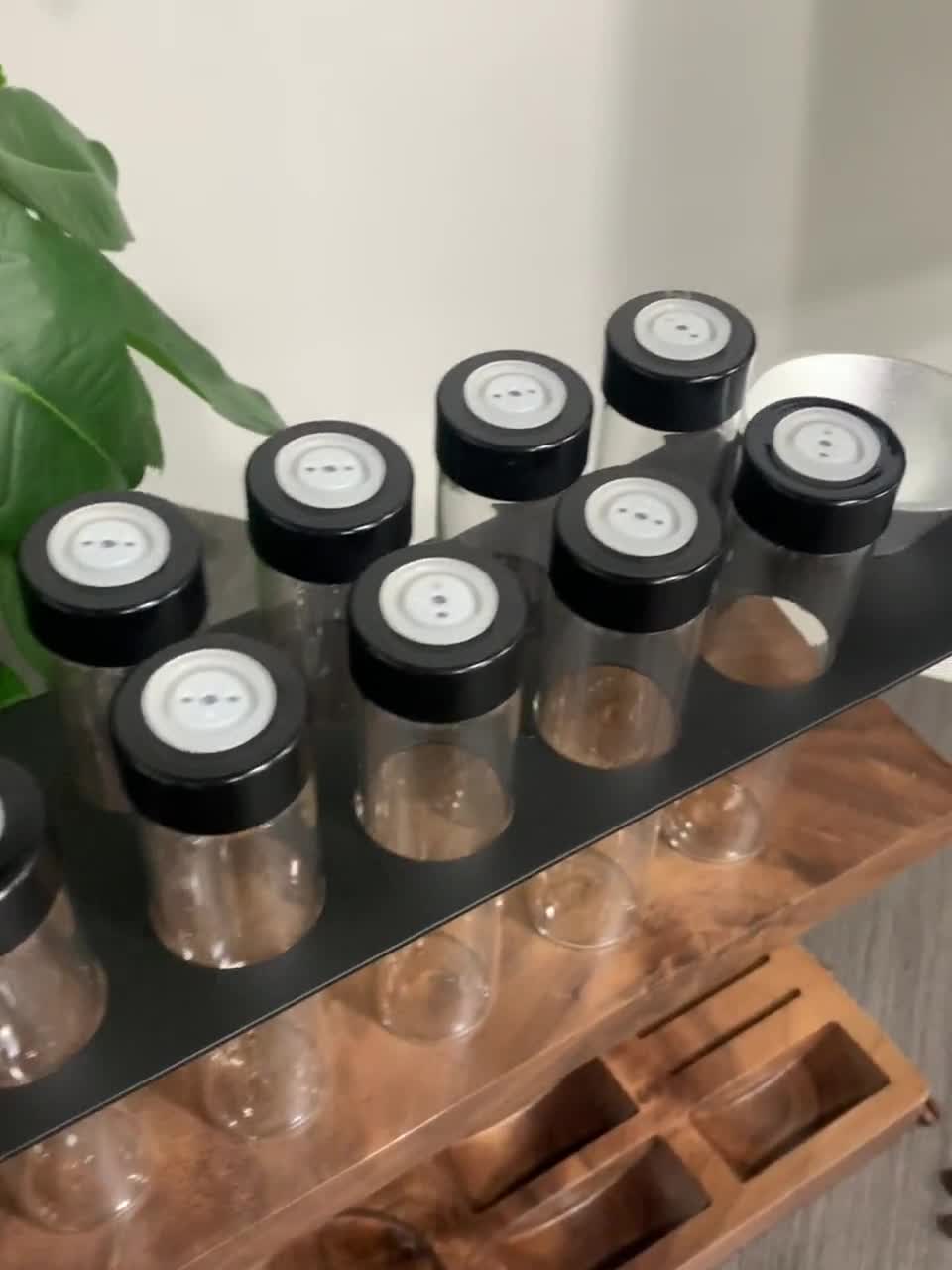 Tubos de almacenamiento de café en grano de nogal personalizados, 6/12 tubos de vidrio para dosificar espresso con válvula de escape unidireccional, embudo y soporte personalizable. video poster