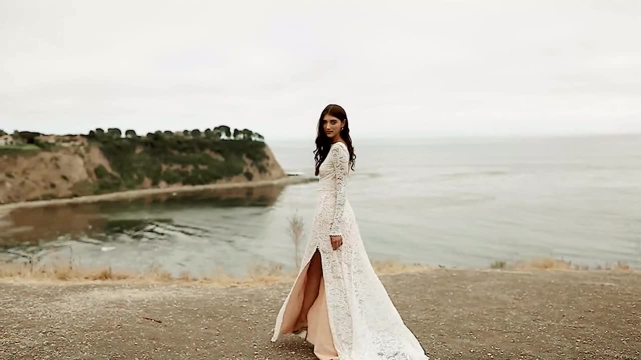 Vestido de novia de manga larga con espalda abierta, vestido de novia de  encaje bohemio, vestido de novia de línea A con cuello barco, vestido hecho  éticamente - El vestido Heila, image size:1280x720