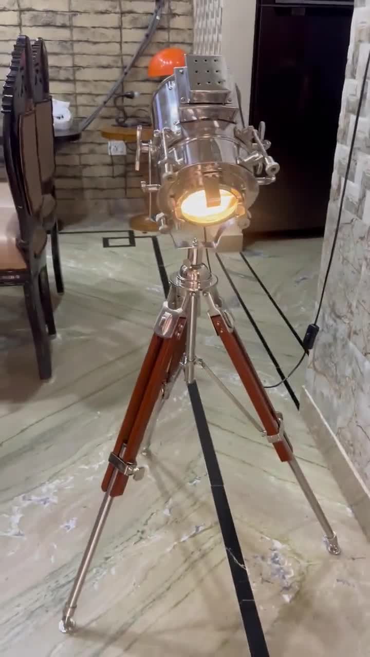 Faro industriale vintage con treppiedi in legno | Grand Vintage