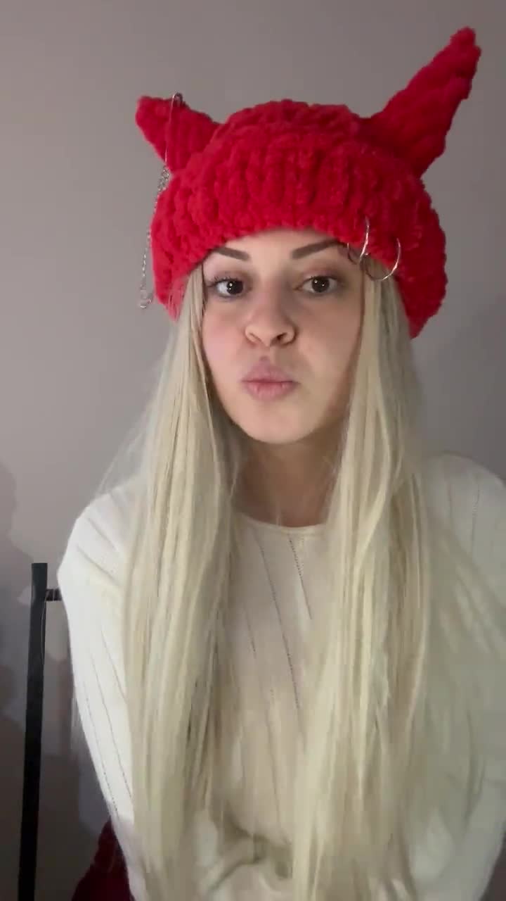 Gorro Diabinho de Tricô | Gorro de Inverno Artesanal com Chifres video poster