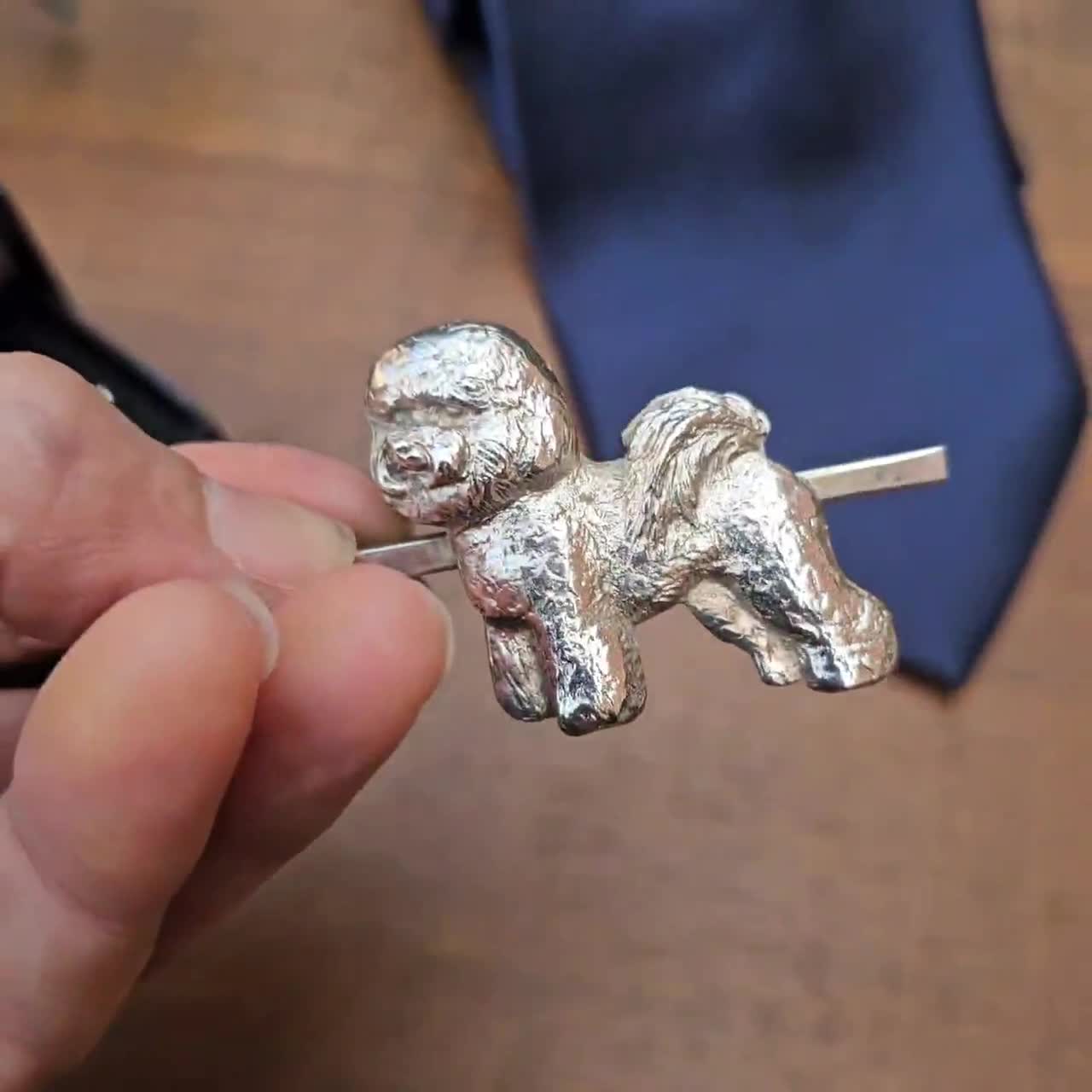 ピューター製ビションフリーゼのネクタイピン：犬好きへのギフト