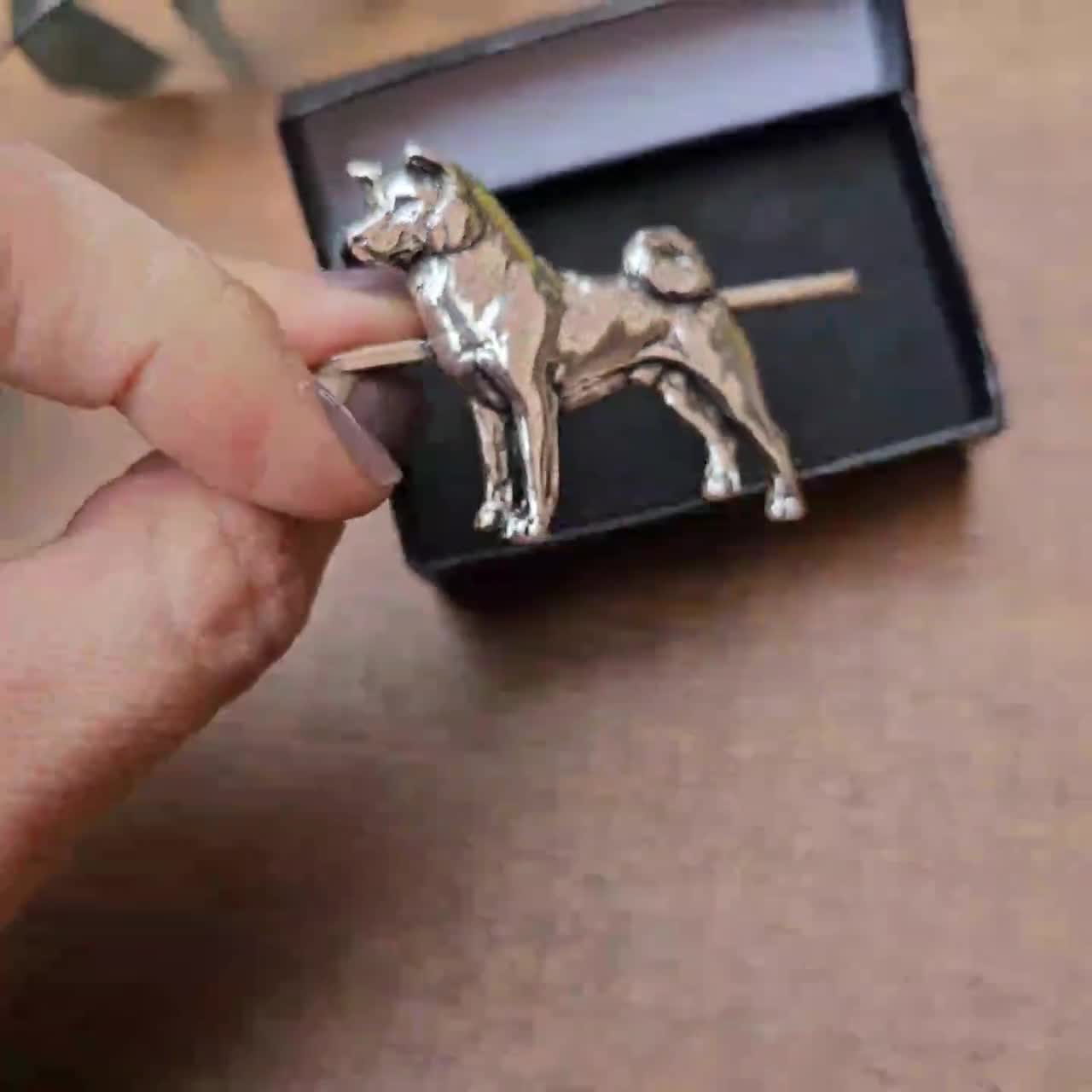 秋田犬ネクタイピン：シルバーメッキピューター製犬種アクセサリー