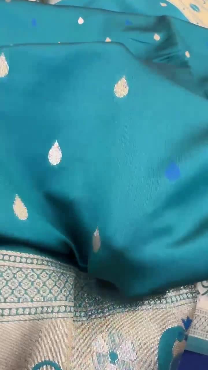 ティールブルー カンジヴァラム シルク サリー: 金色の孔雀の織り