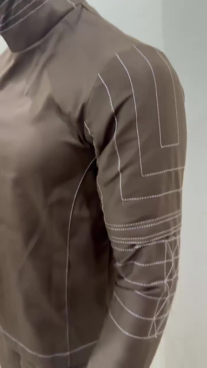 Brązowy kostium Din Djarina Mandalorianina | Trzyczęściowy kostium cosplayowy Star Wars z kombinezonem lotniczym, kamizelką i spodniami | Strój łowcy nagród video poster