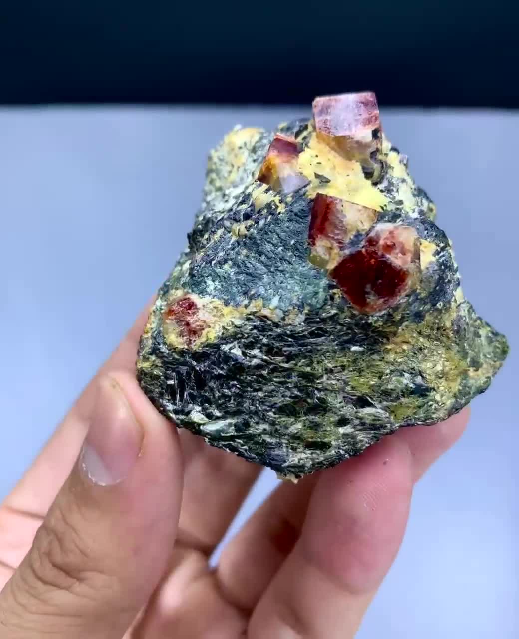 赤いジルコン結晶（母岩付き）、パキスタン・スカルドゥ産、137グラム