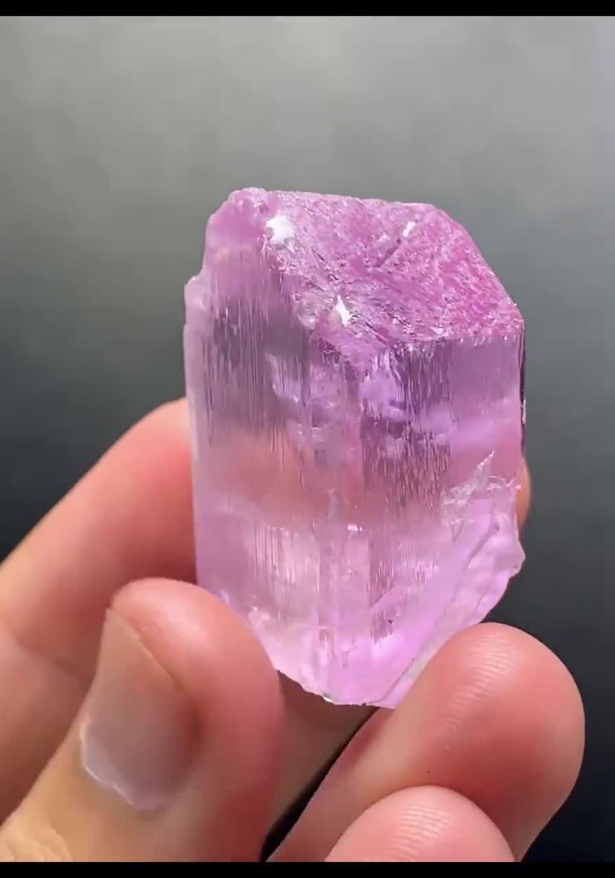 アフガニスタン鉱山産の天然ピンク色蛍光クンツァイトクリスタル。36