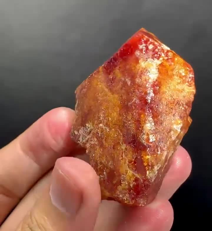 スカルドゥ鉱山産の希少な天然オレンジ色の重晶石結晶。天然鉱物。原石