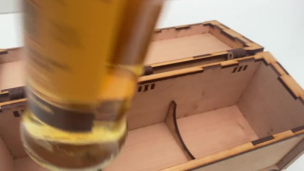 ドクター・フーのワインまたはウイスキーボックス。ガリフレイ語のテキスト -  フーヴィアンのためのガリフレイ語で自分の名前を記したテキスト。ターディスやコスプレにぴったり, image size:1280x720