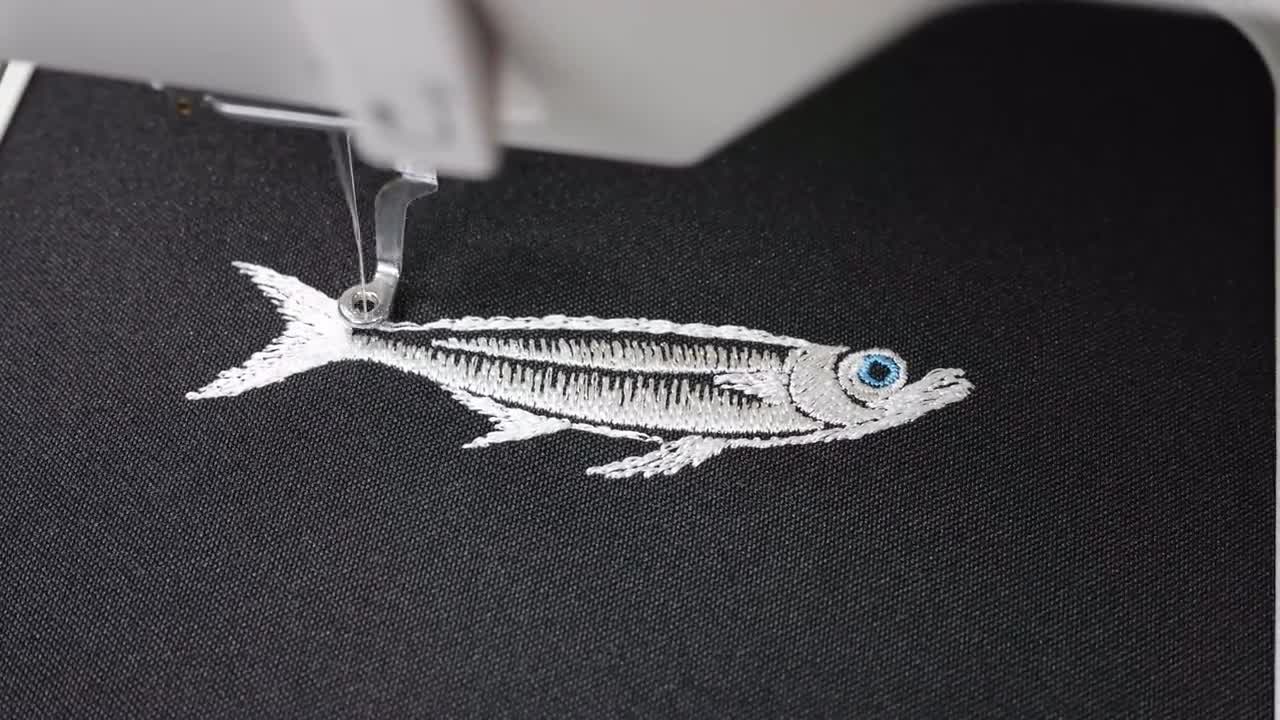 白イワシの刺繍デザイン、ダークテキスタイル用のミニマリストな魚の