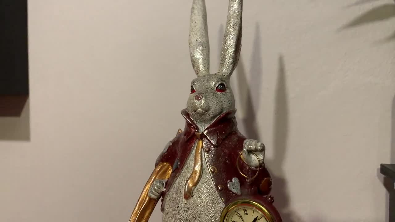Hase Figur mit Uhr 14, Alice im Wunderland Dekor, Bauernhaus Dekor