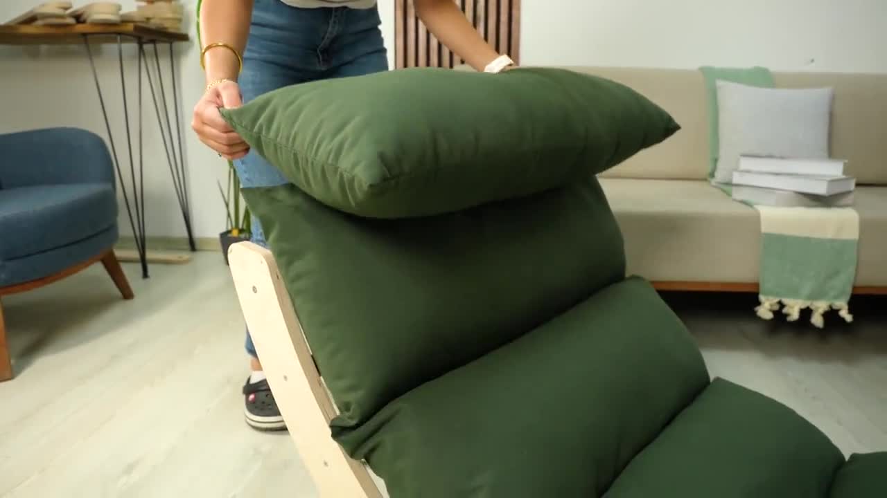 Mecedora de madera personalizada: sillón de lectura relajante con cojín para un hogar moderno. video poster