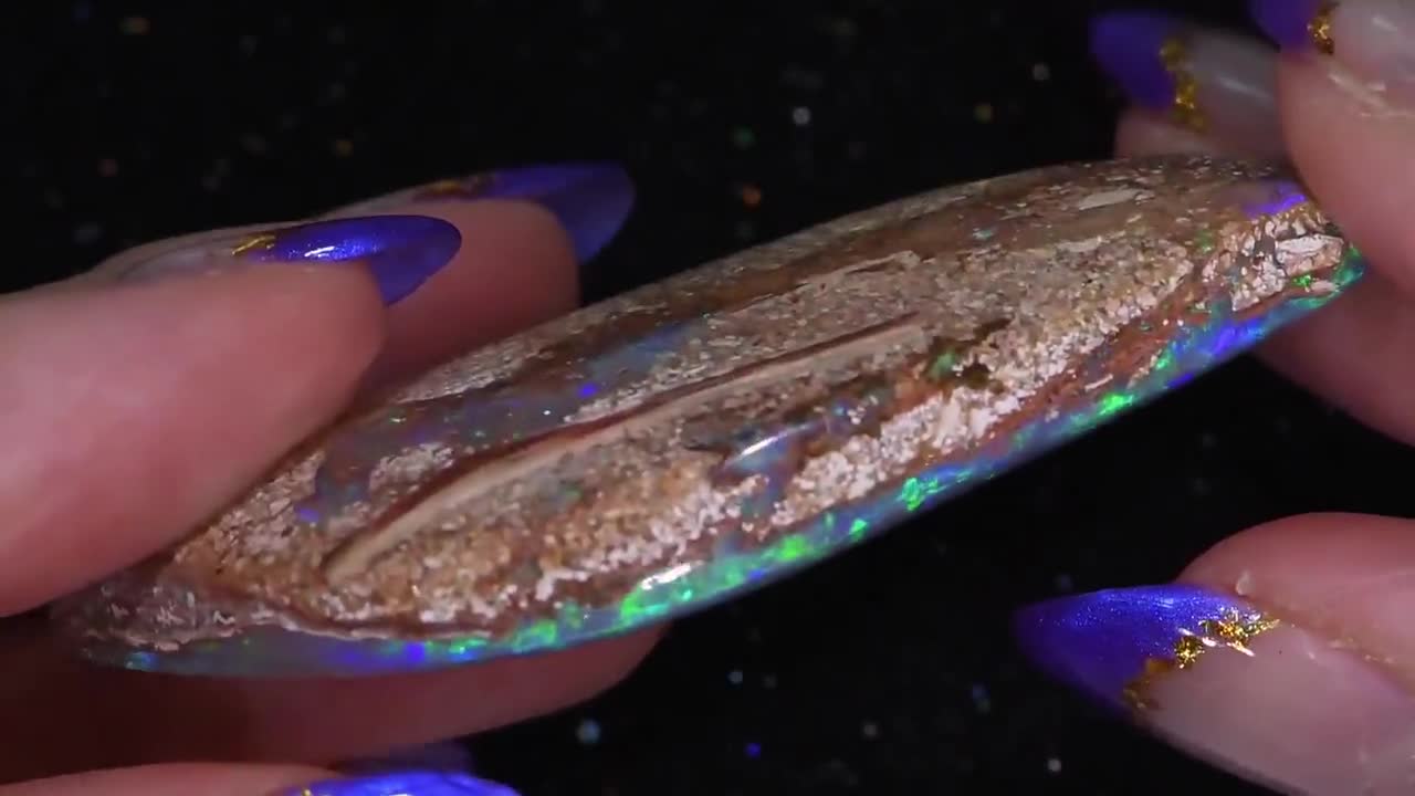 106.4カラットの天然オーストラリア産クリスタルボルダーオパール研磨