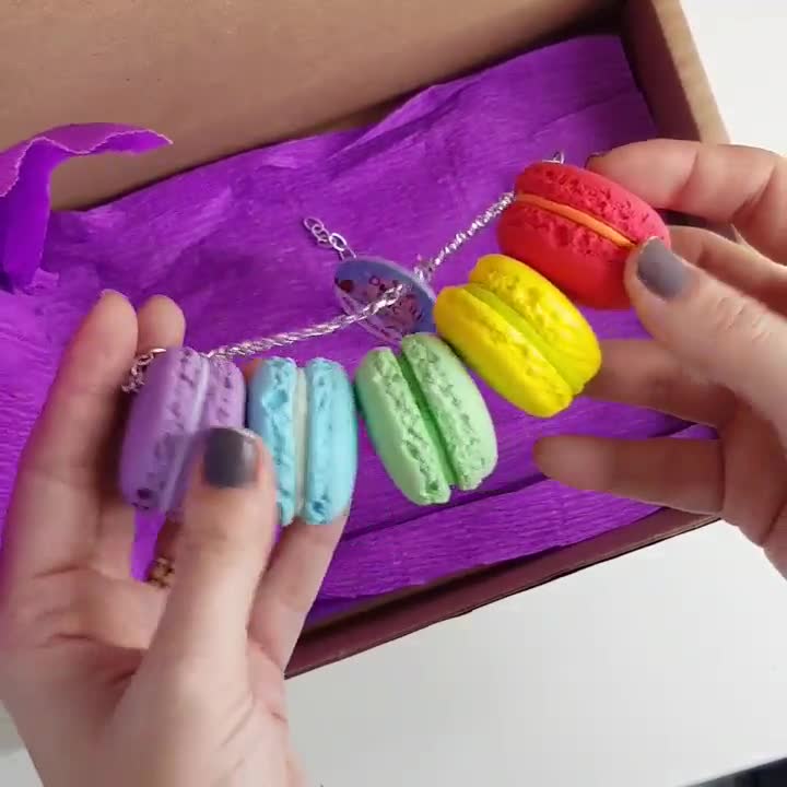 Colar de Macarons Arco-Íris - colar de macarons, macarons artesanais, colar de macarons, macarons, macarons de menta, macarons com sabor de menta, macarons em tons pastel video poster