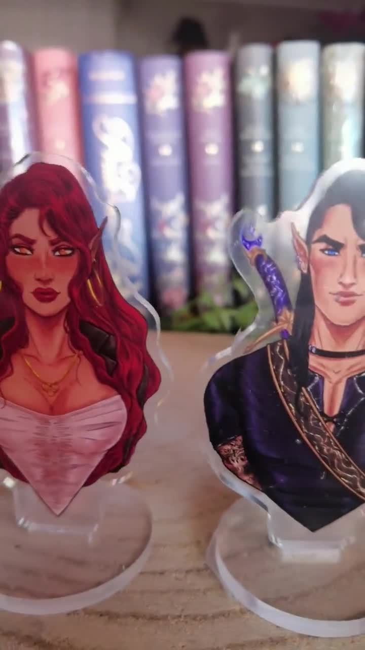 Personaggi di CRESCENT CITY Bryce-Hunt-Ruhn Acrilico ispirato Mini Standee  Licenza -  Italia