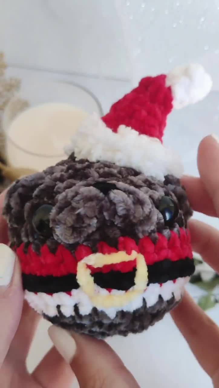 Motivo all'uncinetto con ornamento a forma di carlino Babbo Natale ed elfo! Applicazione del cane Amigurumi nell'albero di Natale video poster