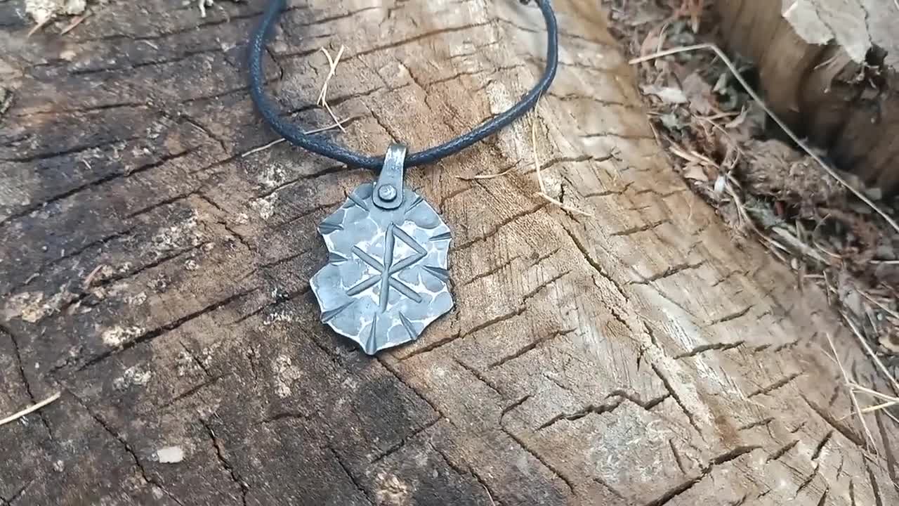 L'Amuleto delle rune vichinghe: Collana in acciaio e pelle, Gioielli delle rune vichinghe, pelle e acciaio, Ciondolo runico forgiato a mano - Italia