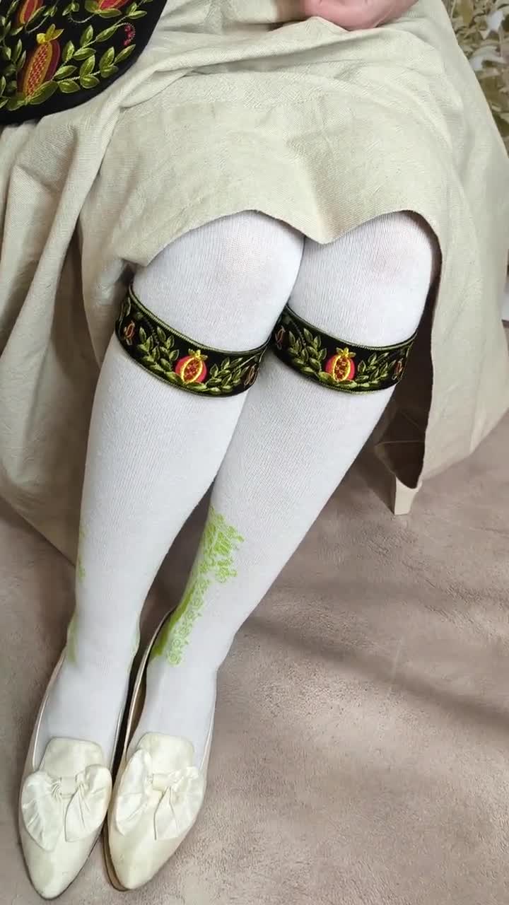 ザクロの刺繍が入った18世紀の黒いポケット。ジョージ王朝時代の婦人用 ザクロの刺繍が入った18世紀の黒いポケット。ジョージ王朝時代の婦人用