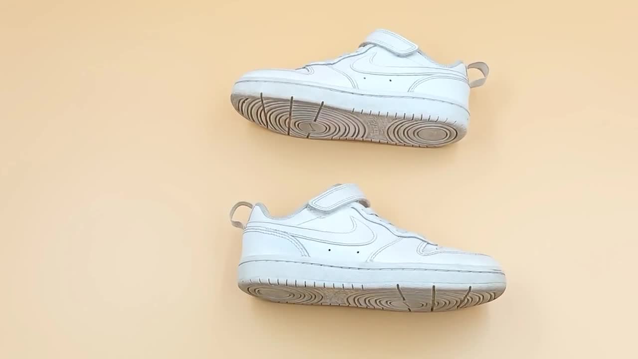 ヴィンテージ ナイキ ホワイトレザースニーカー、キッズサイズ 13C video poster