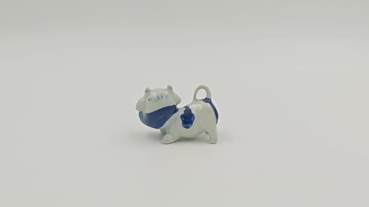 ヴィンテージ磁器牛の置物/青と白の手描きのブロー彫刻/収集価値のある