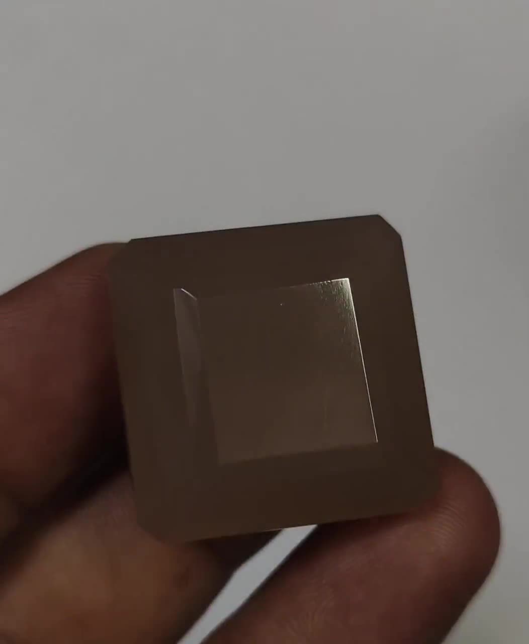 Pierre précieuse lâche 9 ct changement de couleur forme carrée