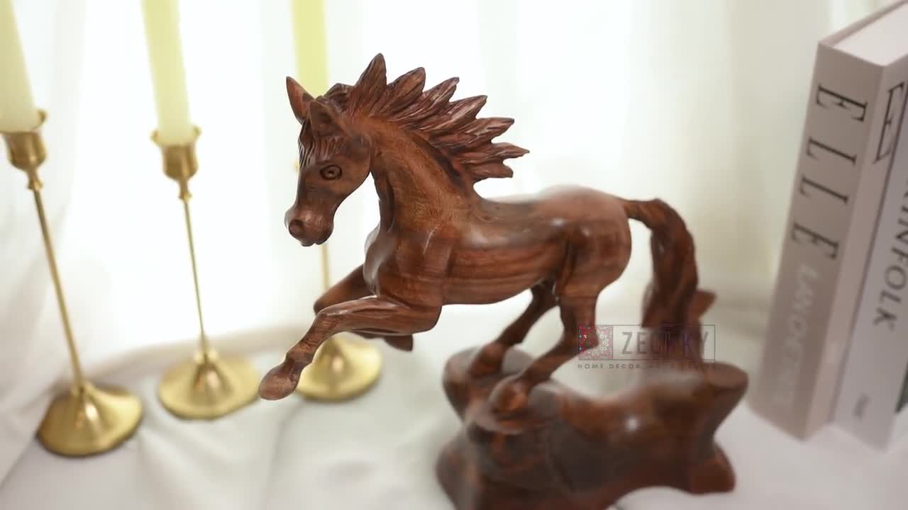 手作りの木製馬の置物、素朴な動物の彫刻、馬の像、木製の装飾品