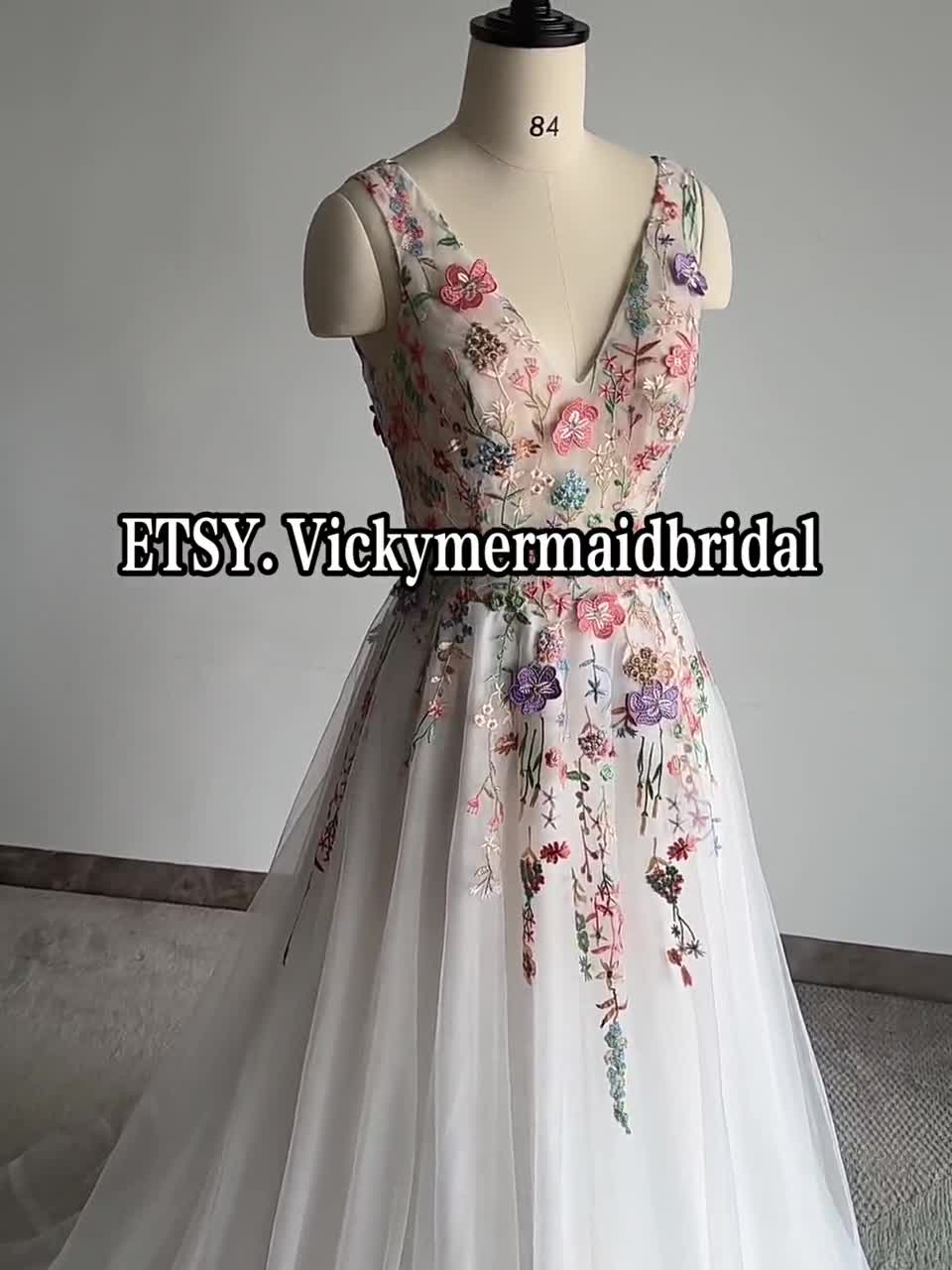 ワイルドフラワー刺繍ウェディングドレス：AラインチュールディープV