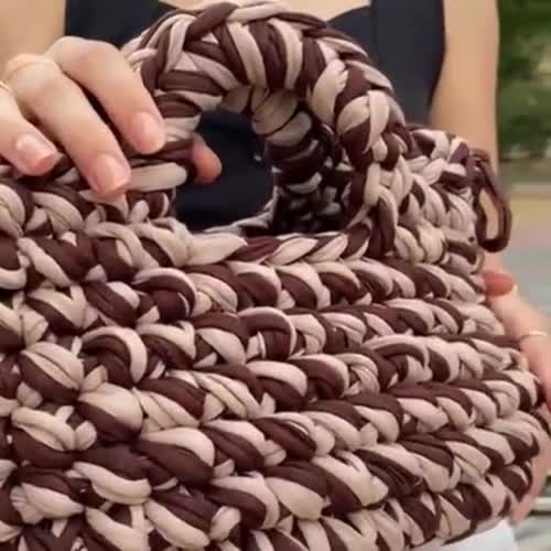 Bolso tote de ganchillo grueso marrón y crema: Bolso hecho a mano con hilo de camiseta video poster