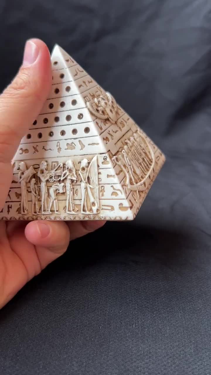 エジプトで作られた象形文字のデザインが施された古代の象牙の