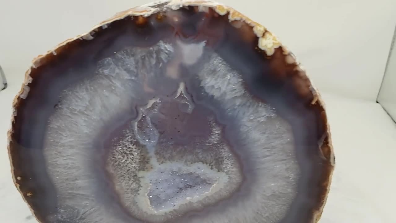 カラフルな大型8.30インチカット研磨ブラジルアゲートクォーツジオード