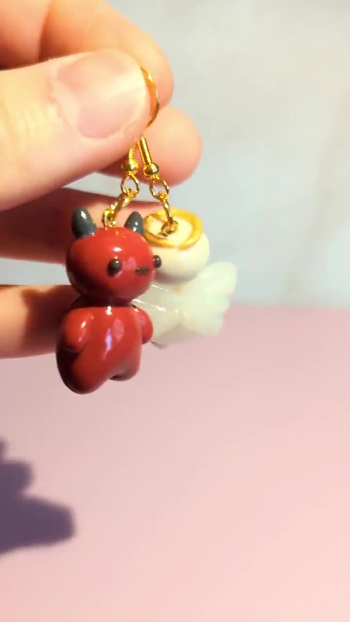 Pendientes colgantes de arcilla polimérica ligeros con ganchos dorados hipoalergénicos. Pendientes de ángel y demonio desiguales. Joyería hecha a mano. Regalo para ella. video poster