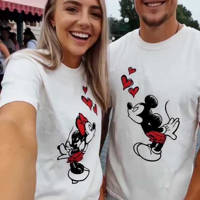 希少！ミニーマウスとミッキーマウスTシャツ2枚セット ミッキーとミニーマウスのキスがお揃いのシャツ、キュートなディズニー