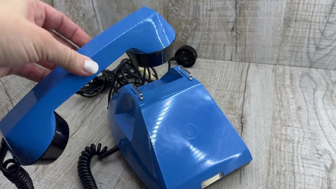 Téléphone bleu vintage des années 1960 à 1970
