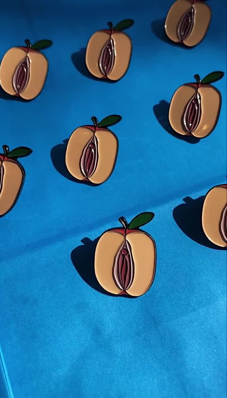 Apple Vagina Enamel Pin - Vagina Lapel Pin - Vulva Pin - Feminist Pin -  Pride Pin - Fun Enamel Pin - Feminist Gift