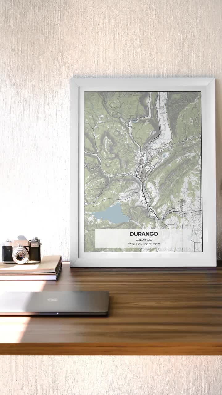 Mapa topográfico moderno y personalizado para cualquier lugar del mundo. Estilo artístico exclusivo con etiquetas y detalles topográficos a color, ideal para el hogar o la oficina. video poster