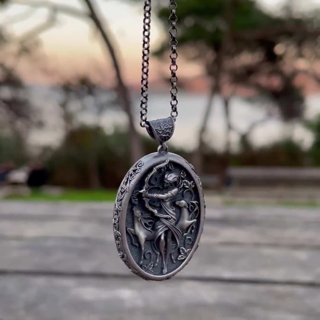 Collana Artemide in argento sterling realizzata a mano: ciondolo della dea greca Diana - Italia