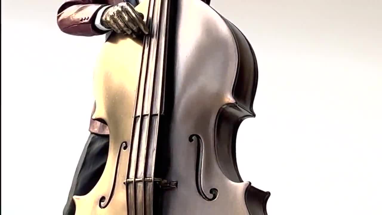 コントラバス奏者のブロンズ像。ジャズミュージシャンの像