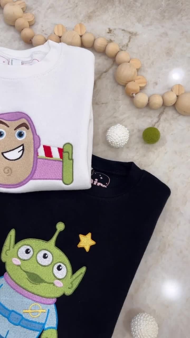 Raum Freund Kleinkind Rundhalsausschnitt, Maschinenstickerei, Toy Story inspiriert, Buzz Lightjahre inspiriert, Baby, Kleinkind, Pullover video poster