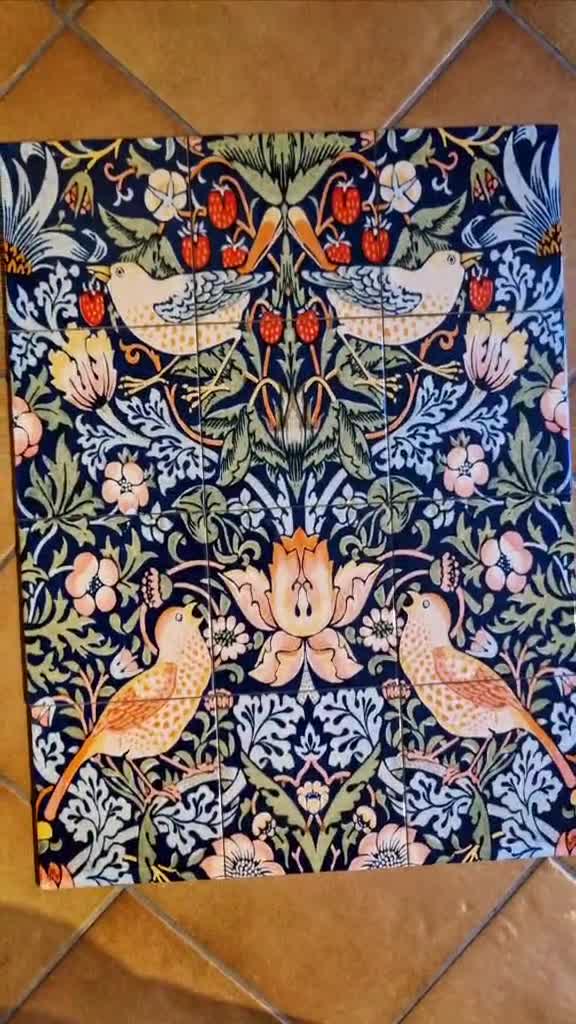 ウィリアム・モリス「いちご泥棒」セラミックタイル壁画：鳥と花