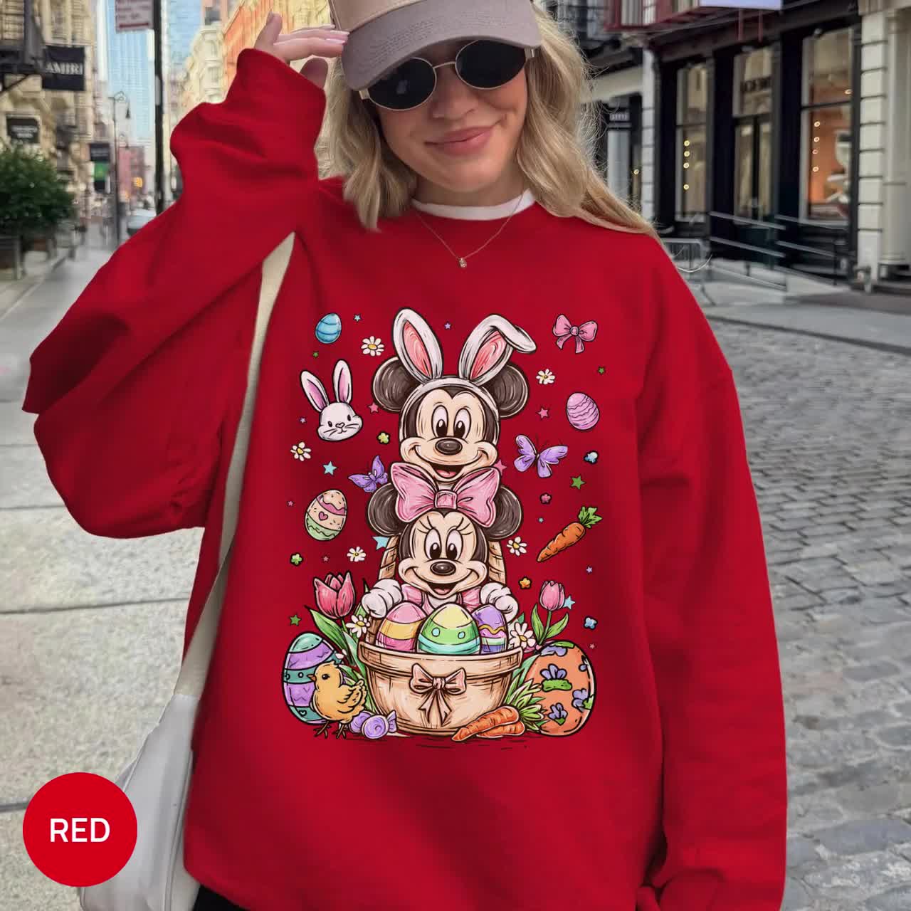 Sudadera retro de Minnie y Mickey Mouse para Pascua, sudadera con capucha de Disney con pinceladas, camiseta de Mickey y Minnie Mouse con el conejito de Pascua. video poster
