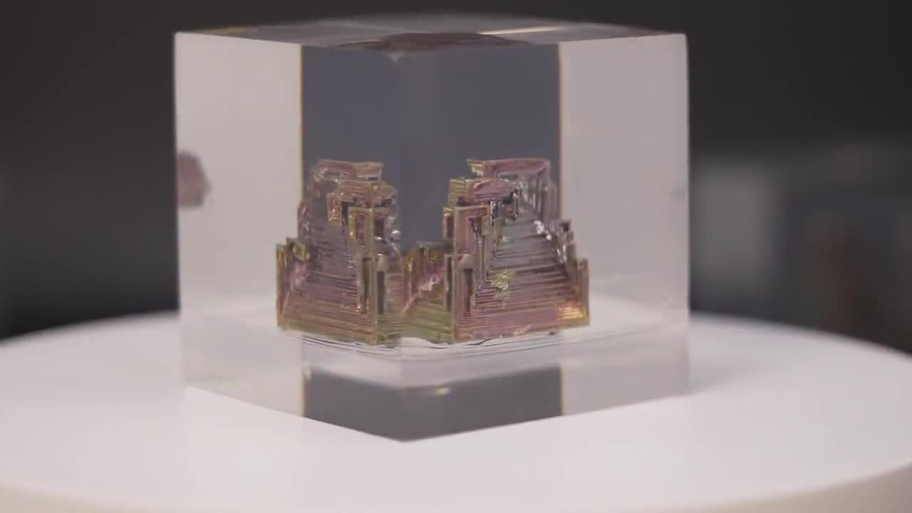 樹脂立方体のビスマス鉱石 – 天然金属虹結晶標本、オタク装飾、科学