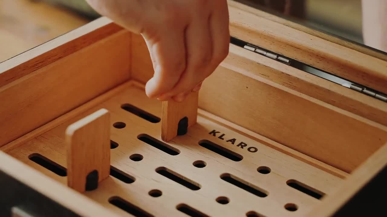 Humidor Mill con piano in vetro, venature del legno nero opaco, igrometro  digitale frontale, cedro spagnolo contiene 30-60 sigari di Klaro -   Italia