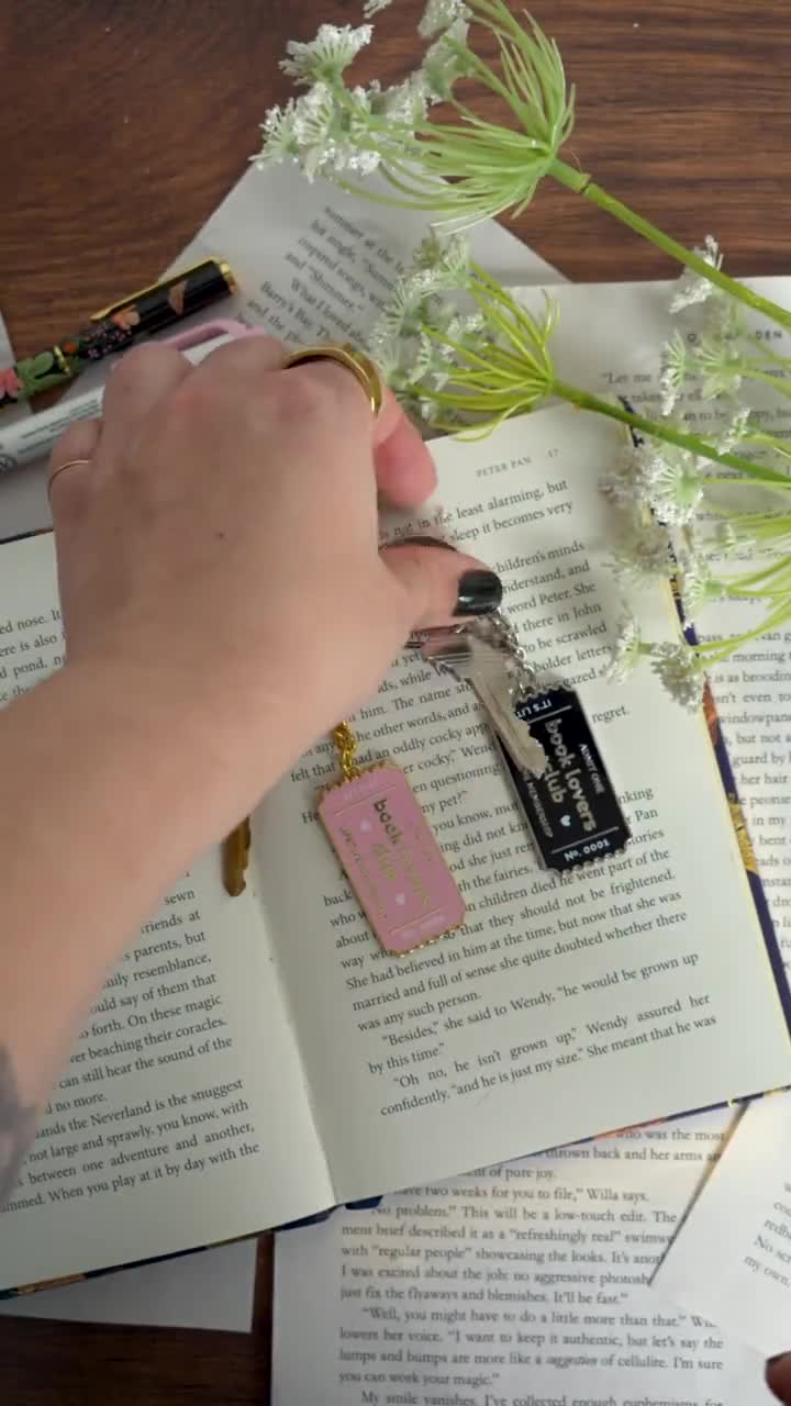 Hgreiwgk Portachiavi a forma di libro per amanti dei libri, regali per donne, lettori, bibliofili, regali di compleanno, accessori per libri, Argento, Etichettalia unica