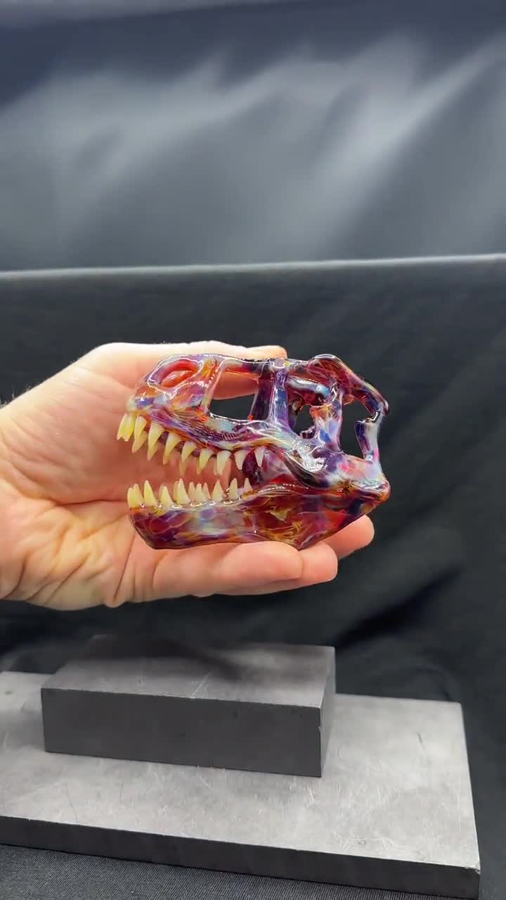 手彫りの宇宙ガラス製 T-Rex 頭蓋骨：精巧な恐竜彫刻（4 インチ