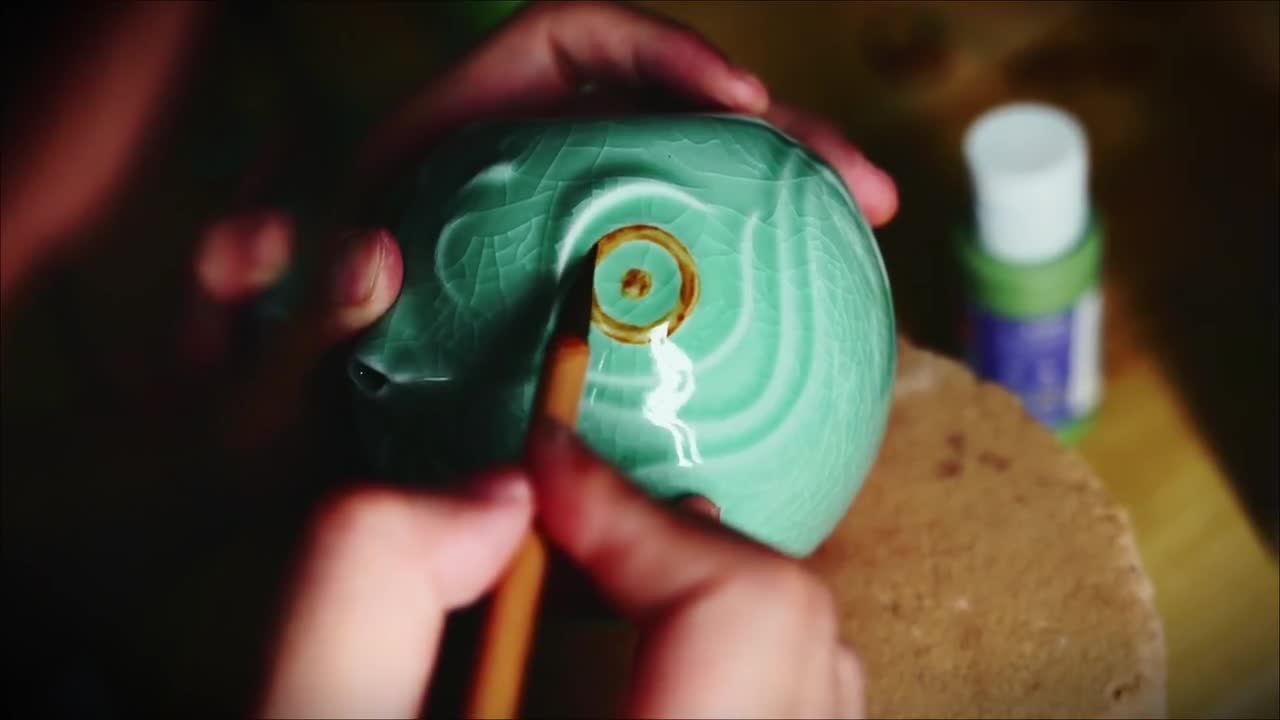 青衣 Wエンジン超リアルレプリカ ― 景徳鎮「氷翡翠」磁器急須＆金彩