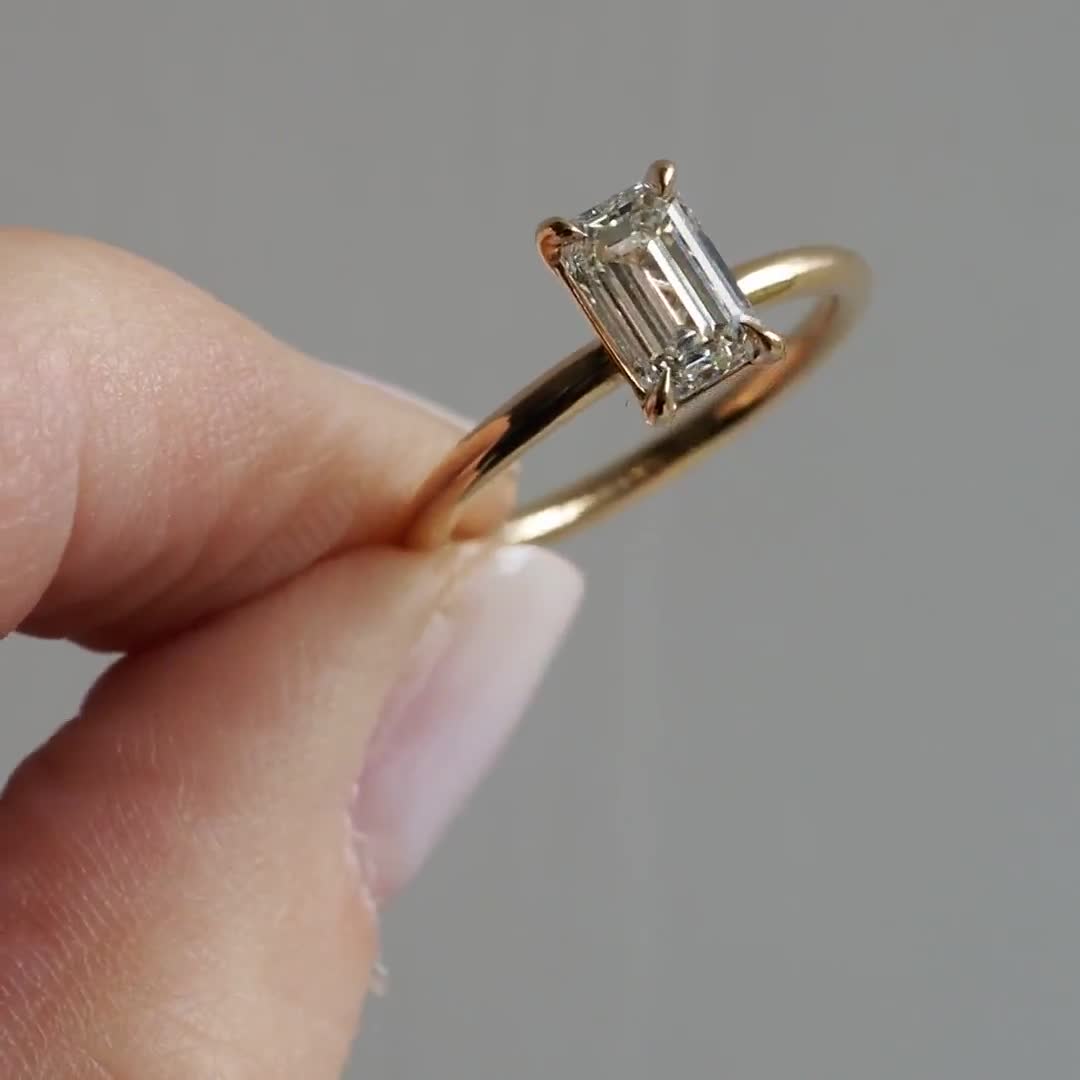 エメラルドカットダイヤモンドの婚約指輪、EF/VSラボグロウン